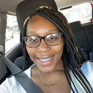 Meet your Posher, Kayla